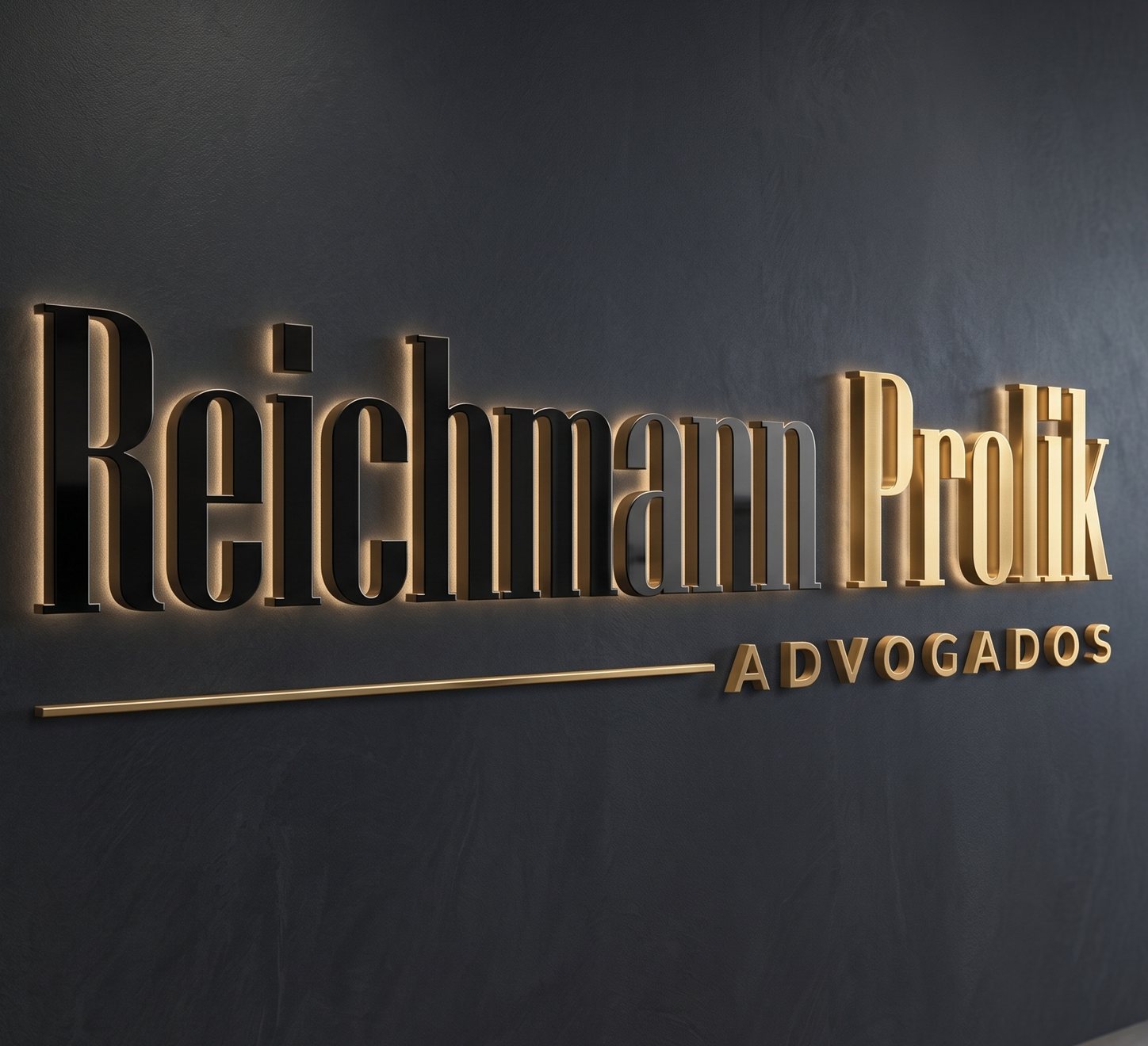 Letreiro Reichmann Prolik Advogados em parede escura